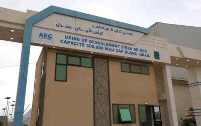 السيد رئيس الجمهورية في اللحظة التاريخية لبدء تحلية مياه البحر بمصنع الرأس الأبيض بوهران